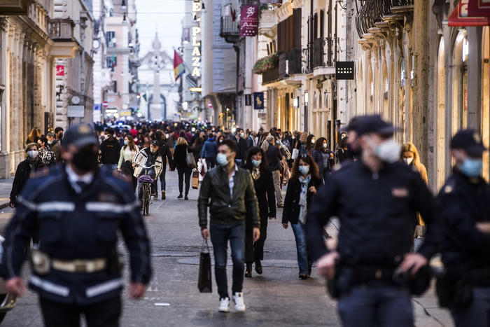 Covid in Italia, le riaperture con almeno 90% over 60 vaccinati