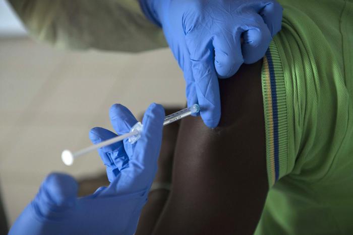 Nuova epidemia, raro ceppo di Ebola: l’Oms dichiara emergenza sanitaria internazionale 