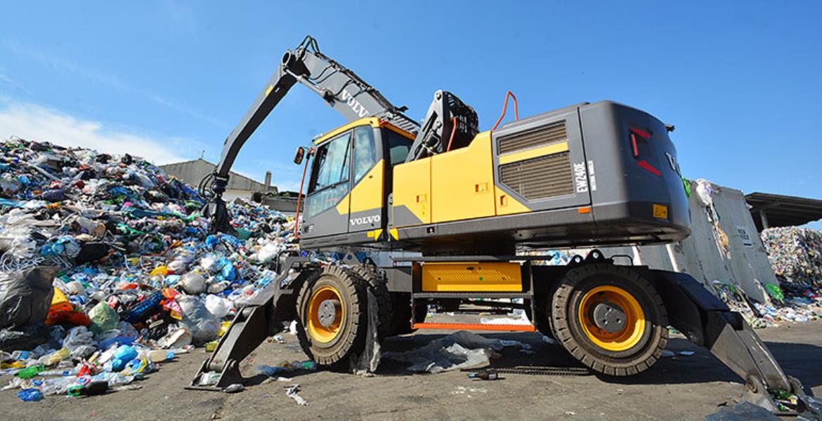 Palermo, cinque auto danneggiate da escavatore Rap