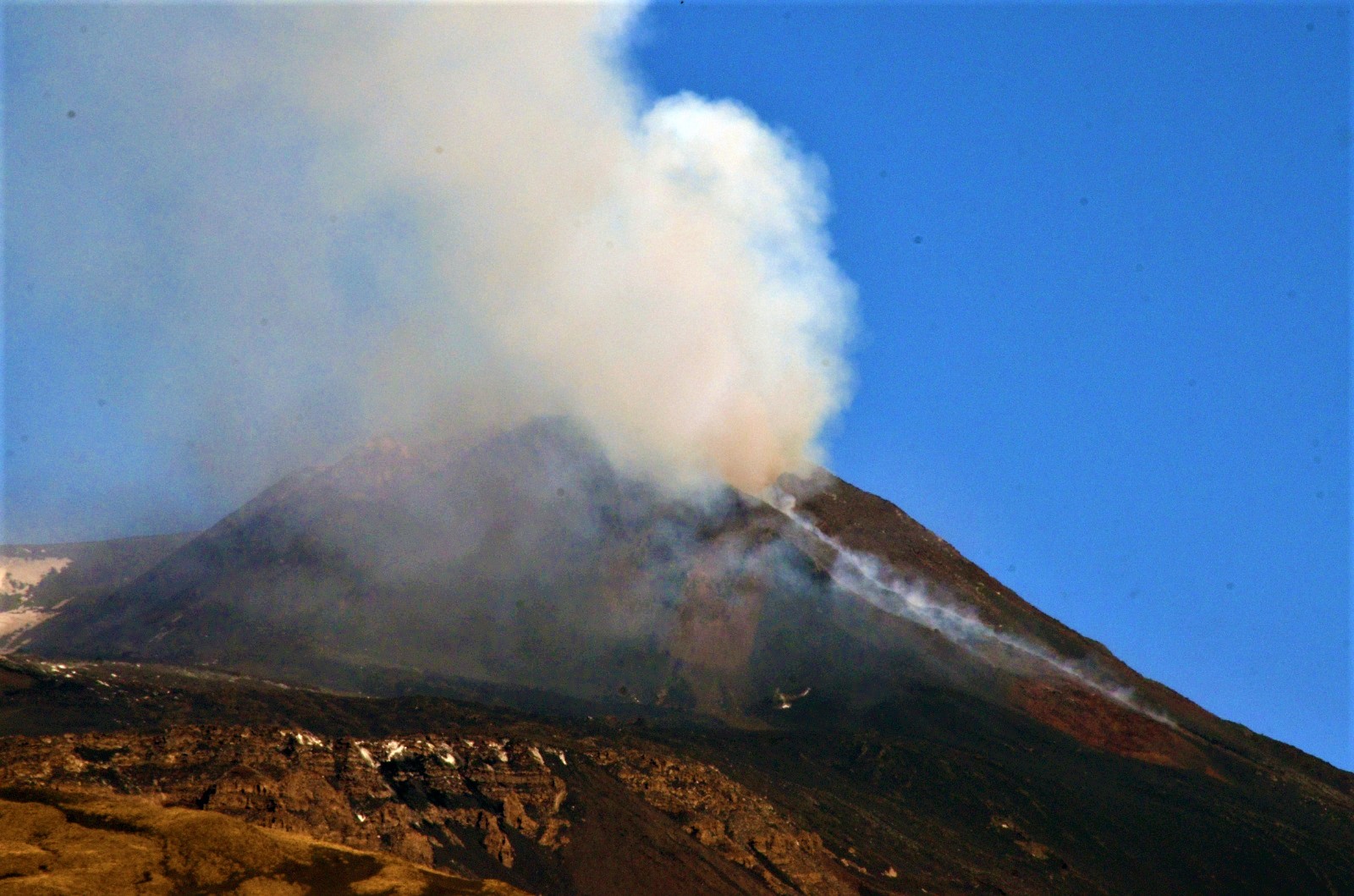 Etna, “pioggia” di cenere lavica a Catania