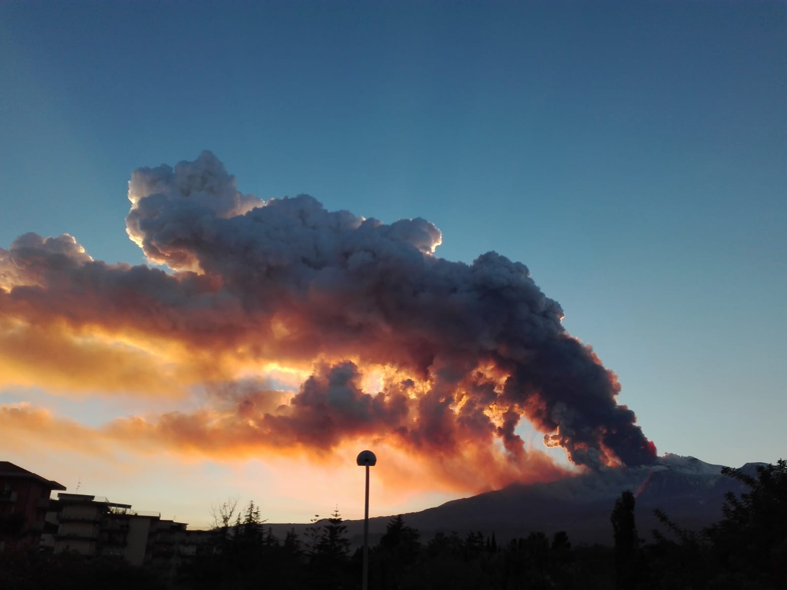 L’Etna fa paura, intensa attività dal Sud est, piove cenere