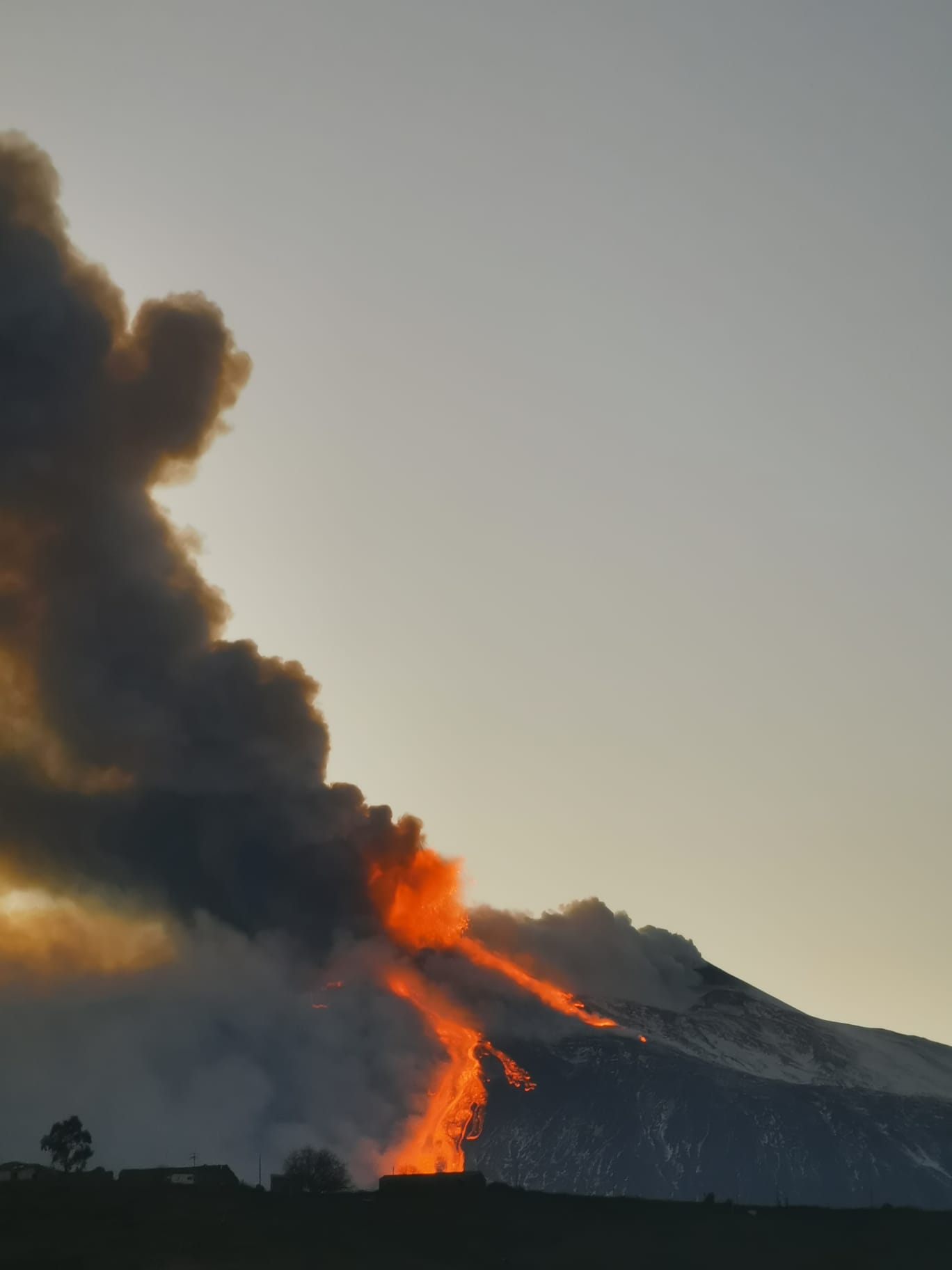 L’Etna inquieta, “Non sappiamo quando finirà ma basta fake news”