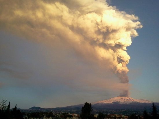 Etna, fontana lava dal Sud-Est, sesto parossismo in 8 giorni