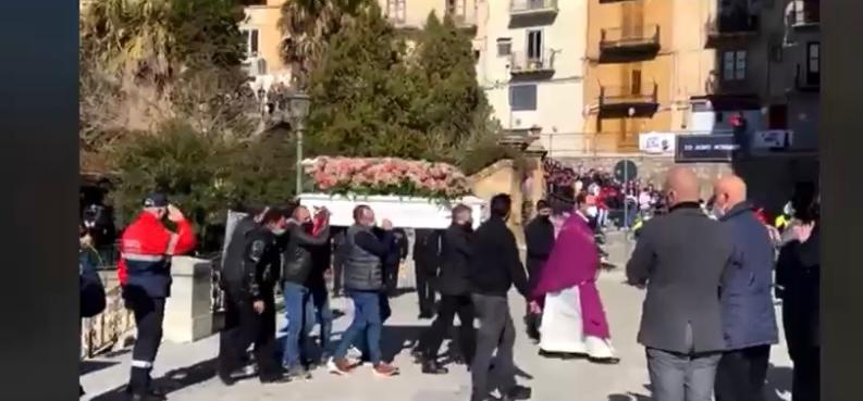Caccamo, tutto il paese ai funerali di Roberta Siragusa