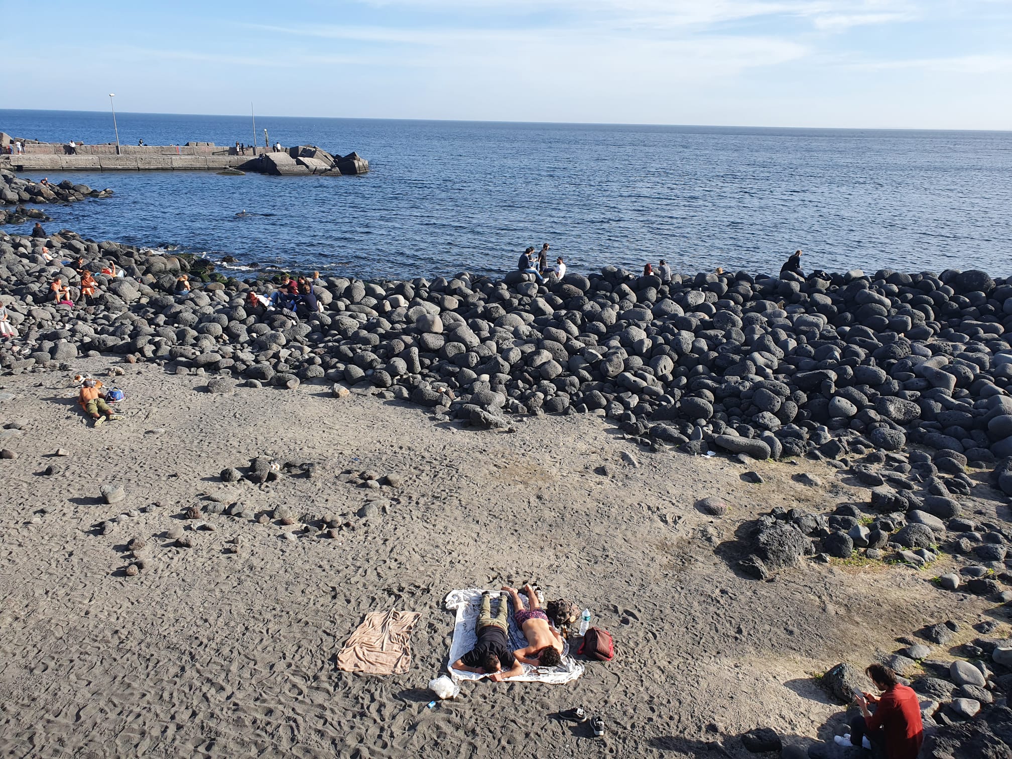 Catania senza Festa ma con 23 gradi, i catanesi vanno al mare