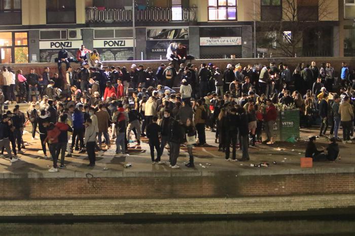 Covid, troppa gente in strada, Milano dissennata