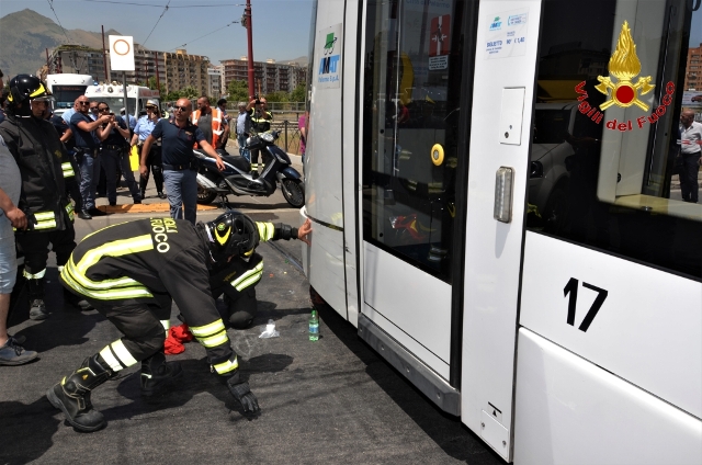 Palermo, scooter contro tram, due feriti gravi