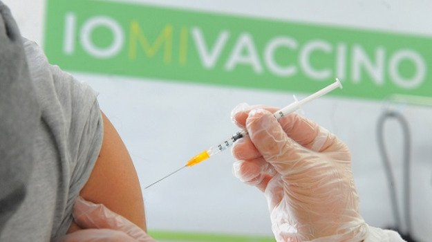 Vaccini, terze dosi vanno a rilento, coperto solo 9,3%