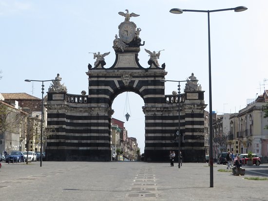 Catania, sparatoria nei pressi di piazza Palestro, tre arresti