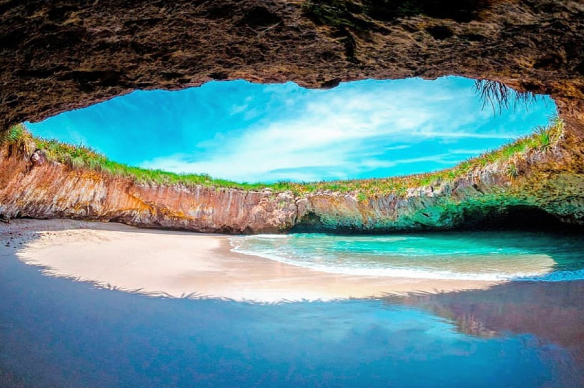 La spiaggia “paradiso” accessibile da un tunnel subacqueo