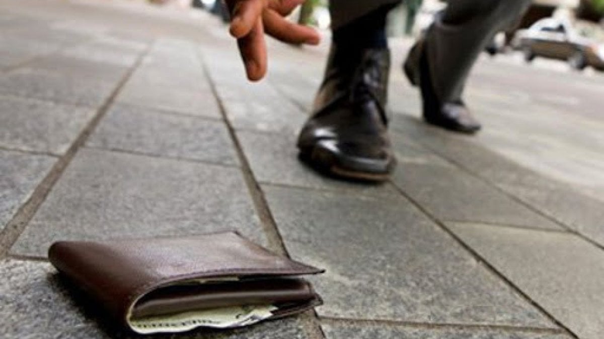 Trova un portafoglio con 10mila euro per strada e lo restituisce