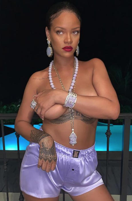 Rihanna provoca indignazione in India, la foto dello scandalo Rihanna provoca indignazione in India, la foto dello scandalo