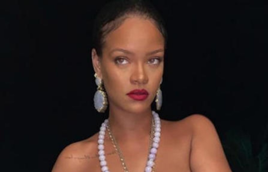 Rihanna provoca indignazione in India, la foto dello scandalo
