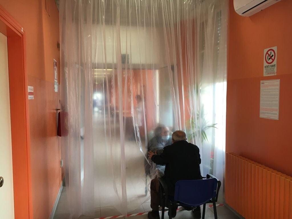 Da Siracusa la foto che emoziona il web, l’abbraccio in una Rsa