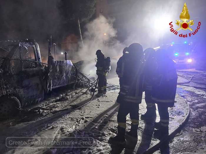 Caltanissetta, paura per camper e auto in fiamme, scoppia bombola