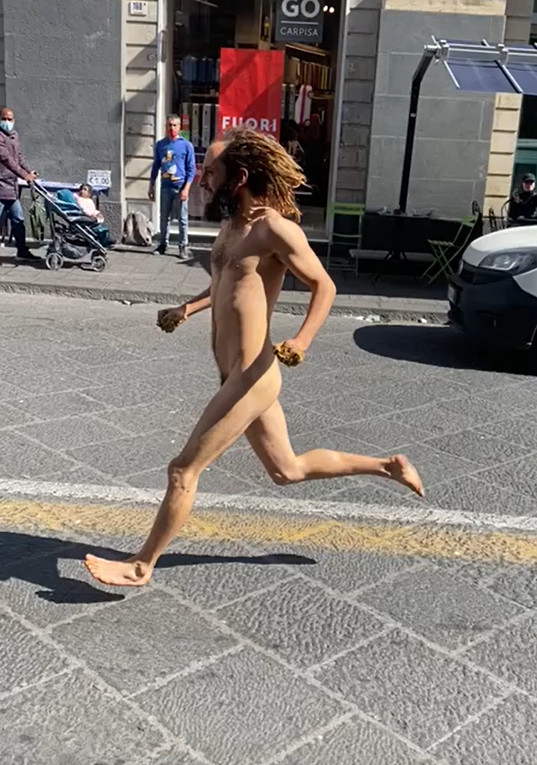 Catania, senza tetto austriaco corre nudo in via Etnea, fermato