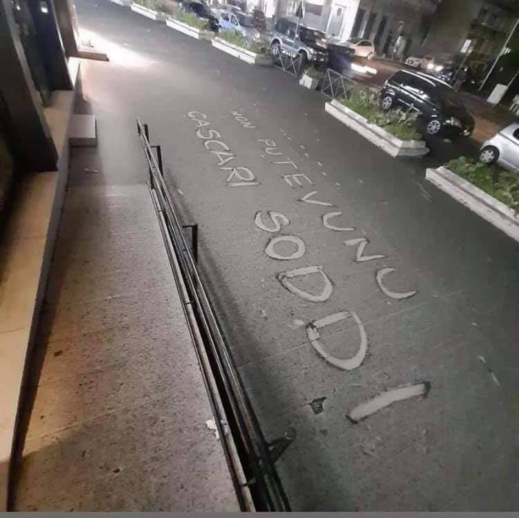 Etna, via a pulizia strade e piazze Catania coperte da cenere