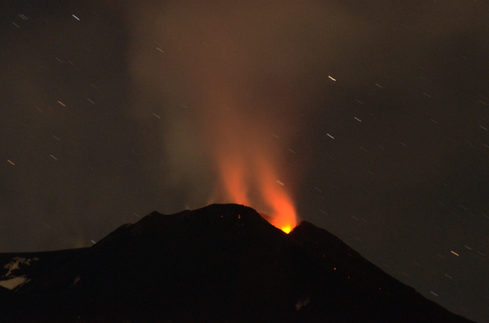 Etna, notte con gli occhi all’eruzione del vulcano