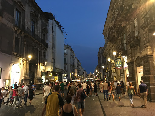 Codacons chiede numero chiuso nelle piazze o denuncia a sindaci