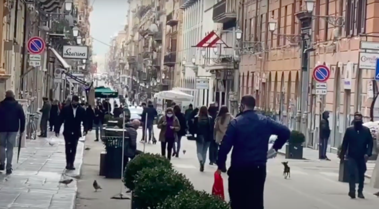Sicilia zona arancione, a Palermo strade piene ma negozi vuoti Sicilia zona arancione, a Palermo strade piene ma negozi vuoti