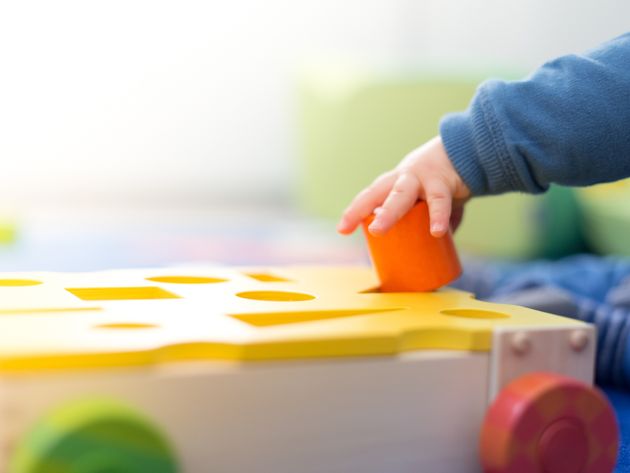 Scuole chiuse, aumentano le richieste di baby sitter e crescono le tariffe