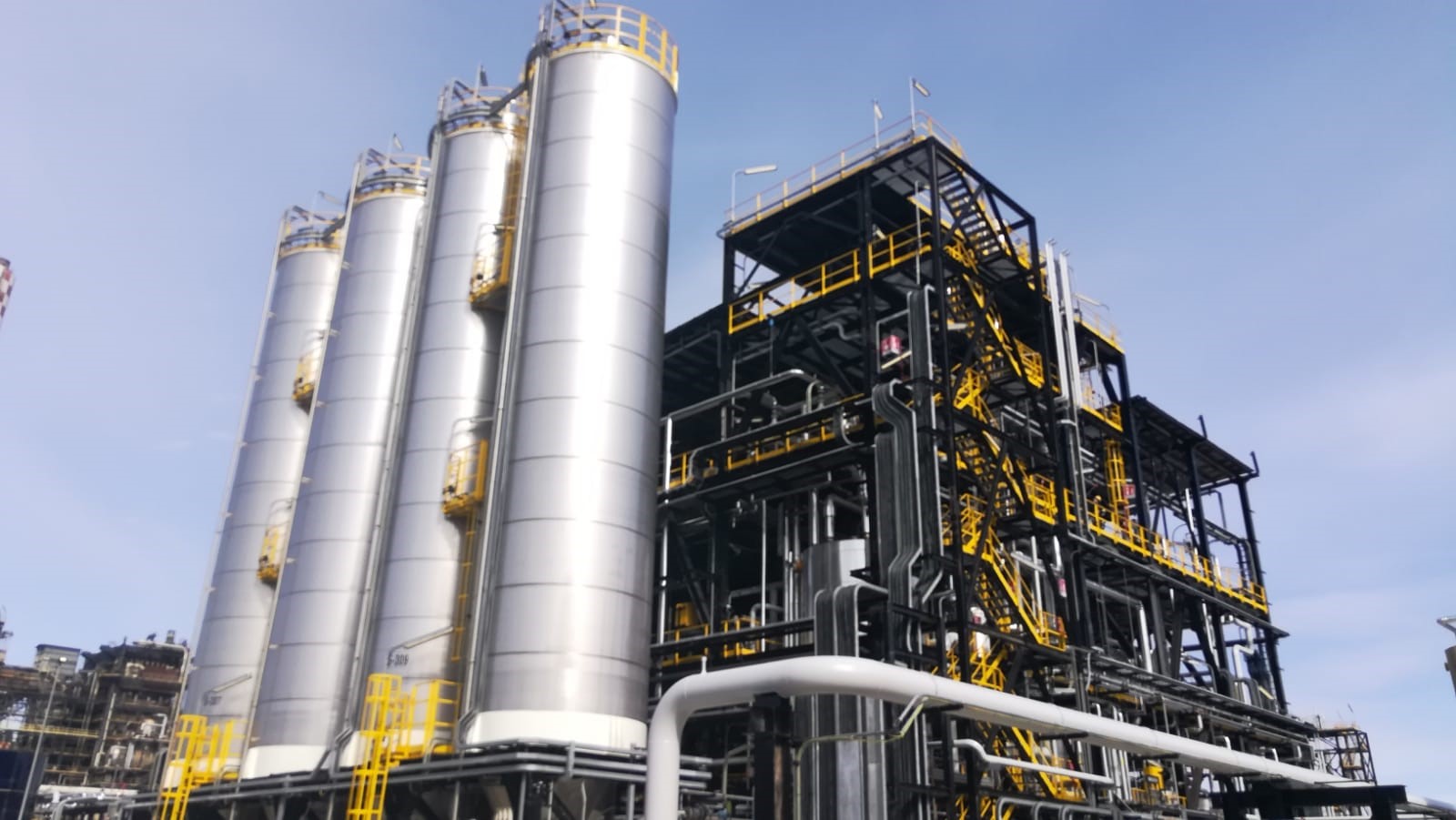 Eni, la decarbonizzazione passa anche dalla Bio-raffineria di Gela Eni, la decarbonizzazione passa anche dalla Bio-raffineria di Gela