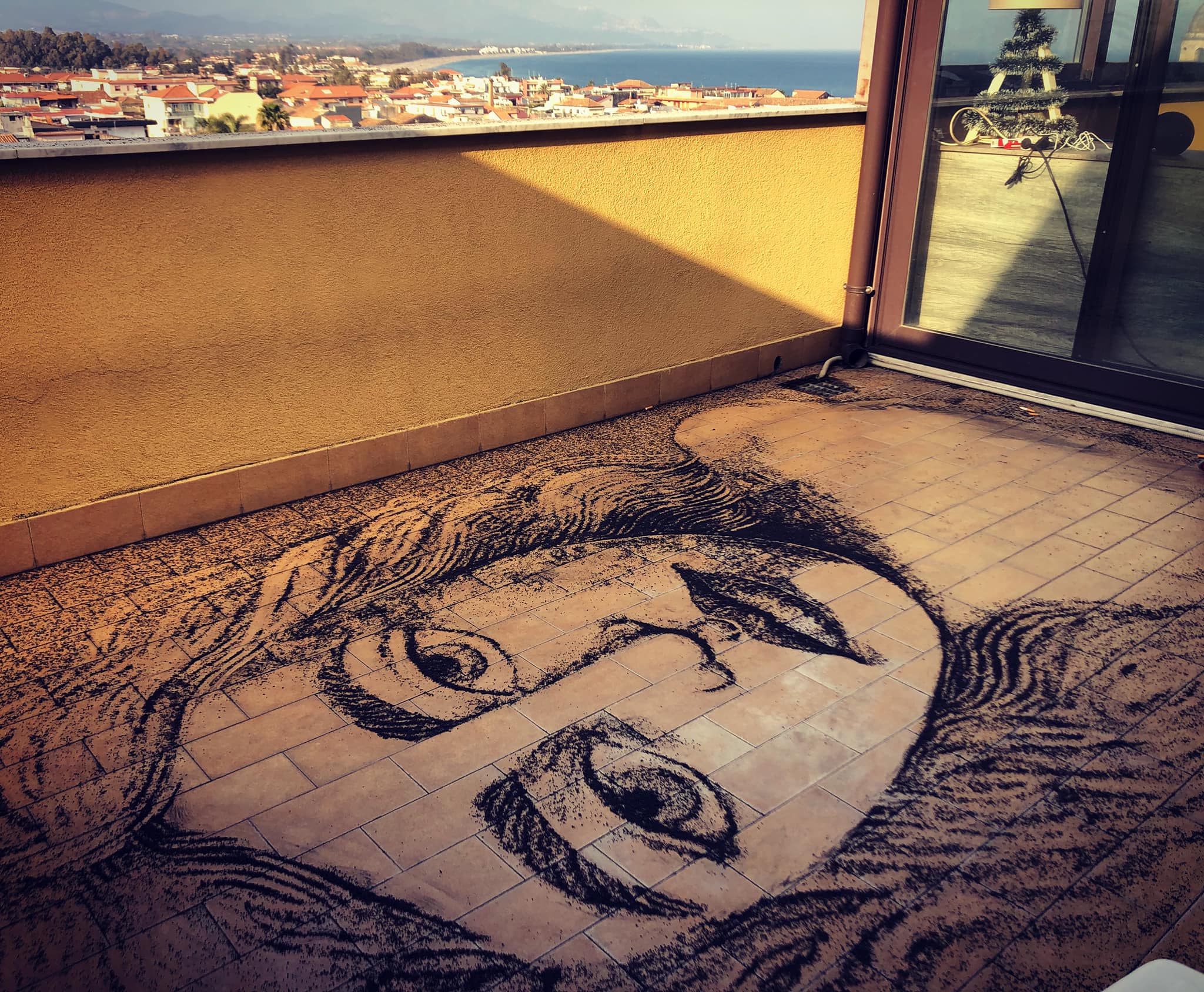 Etna, cenere e lapilli si trasformano in opera d’arte a Riposto