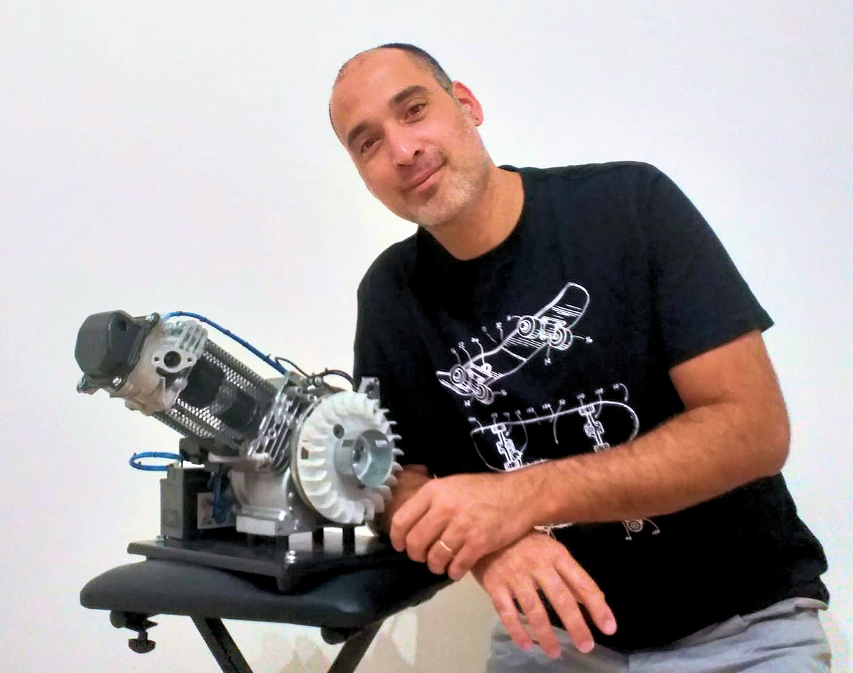 Ricaricare auto elettriche in marcia, l’invenzione di Adriàn Espinosa