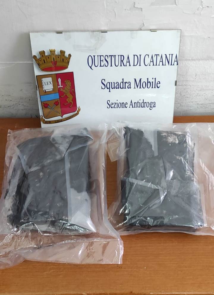Catania, corriere droga trasporta chili di cocaina, arrestato
