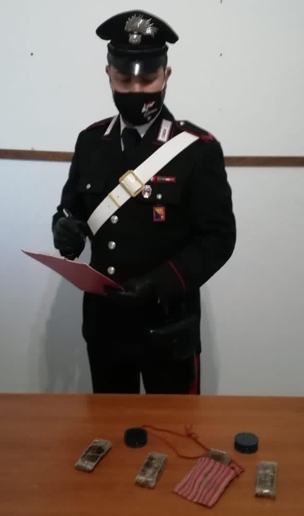 Da Napoli a Stromboli per spacciare hashish, arrestato 39enne