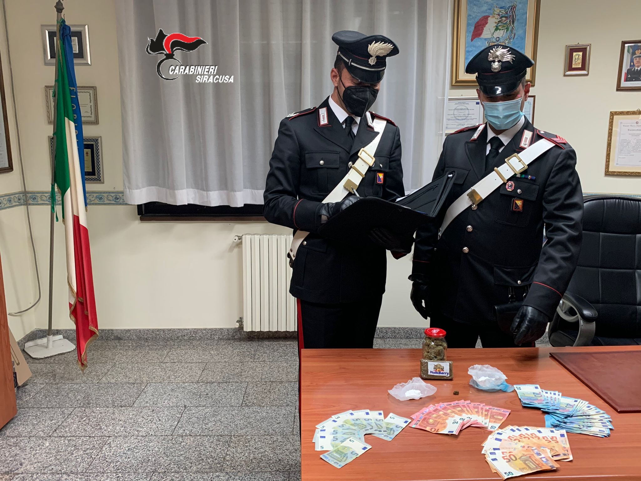 Floridia, supermarket della droga in casa, arrestato