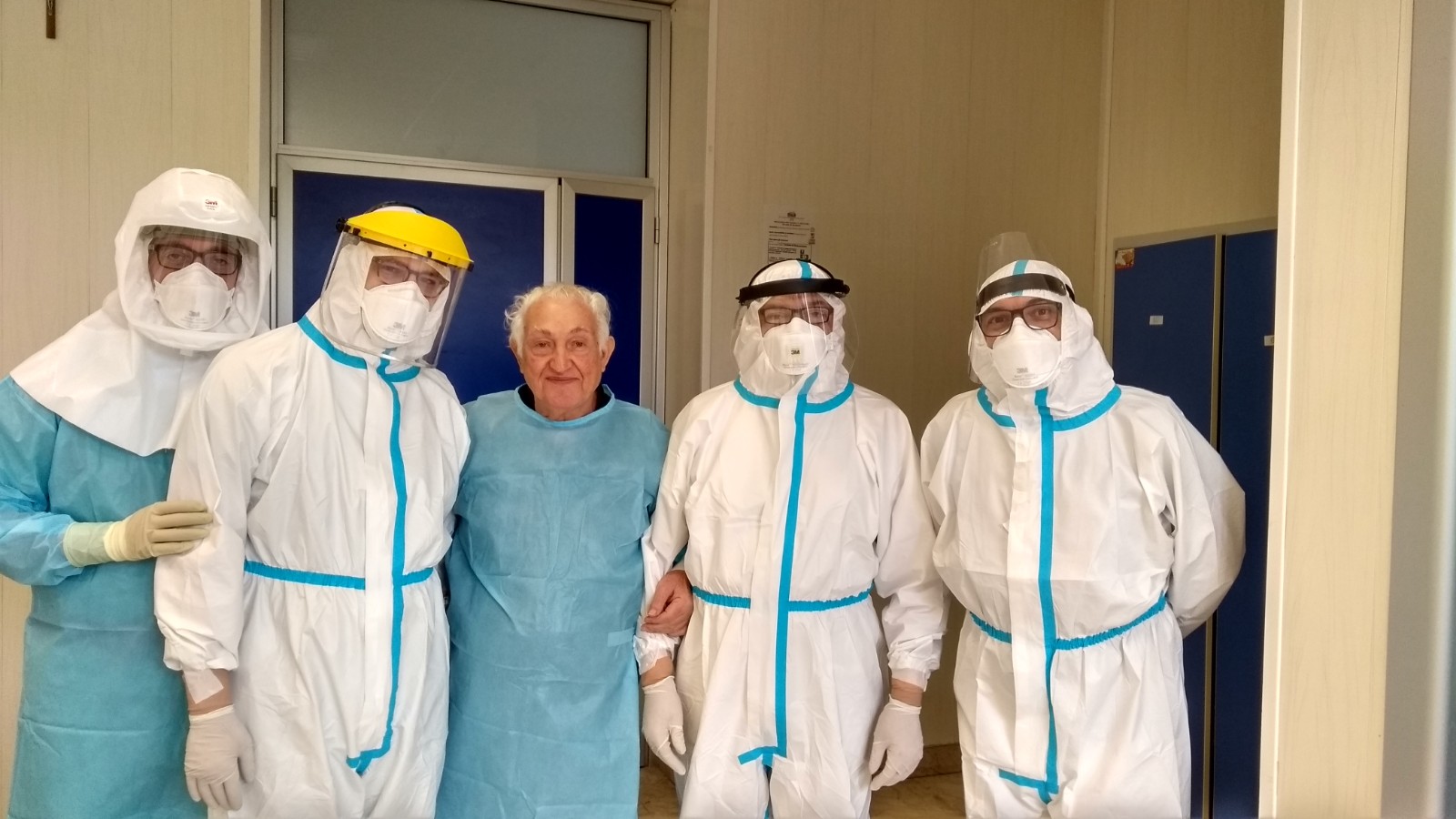 Operatori sanitari, “unico conforto” per un paziente Covid