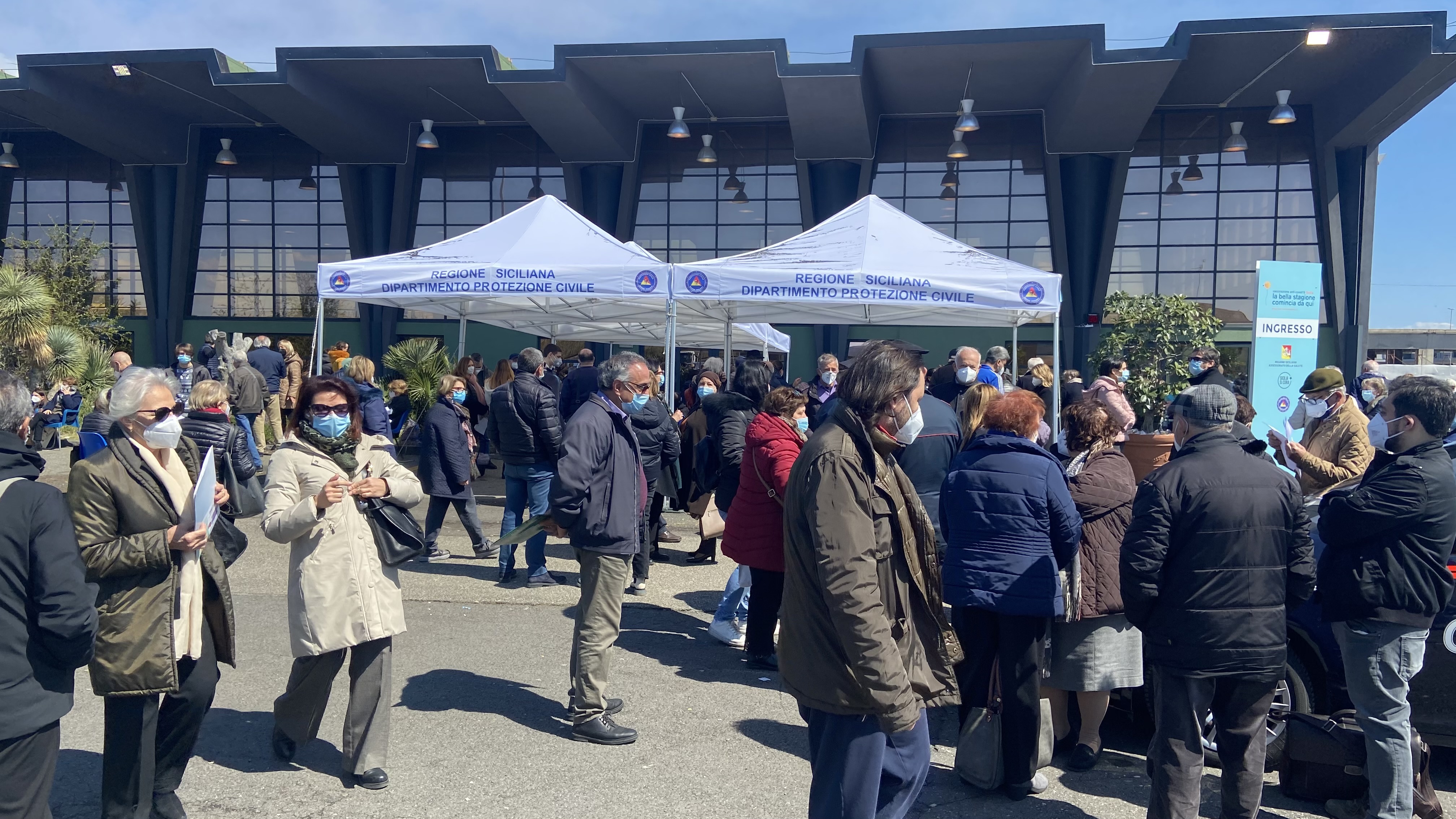 Hub vaccinale Catania, tanta pazienza e qualche assembramento