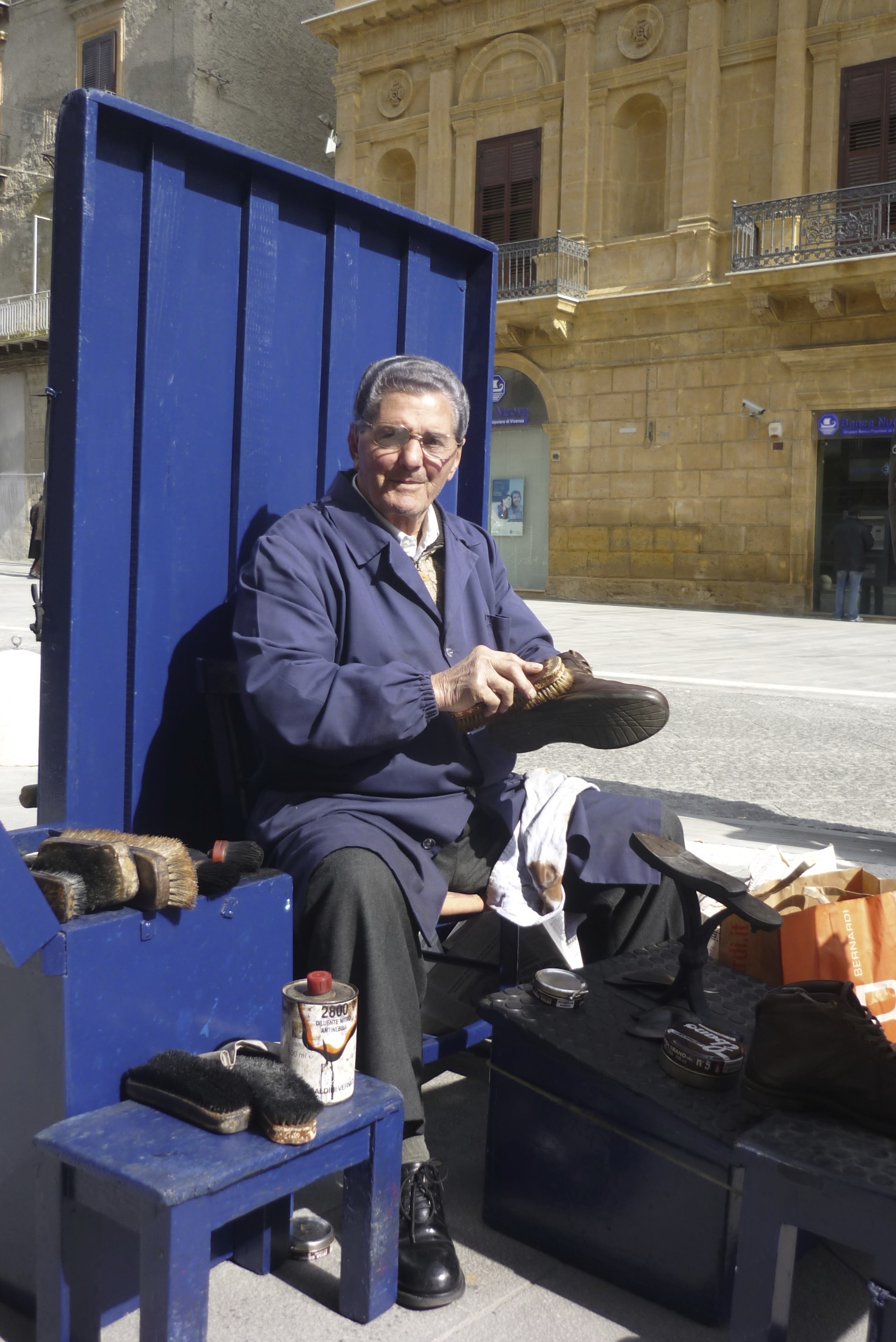 A Caltanissetta un lustrascarpe 90enne, tra gli ultimi in Sicilia