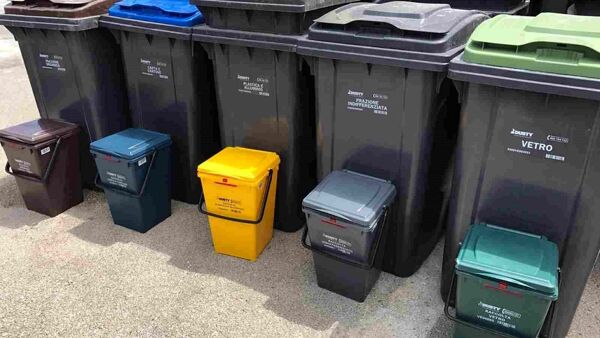 Catania immatura per la raccolta rifiuti nei cassonetti in strada