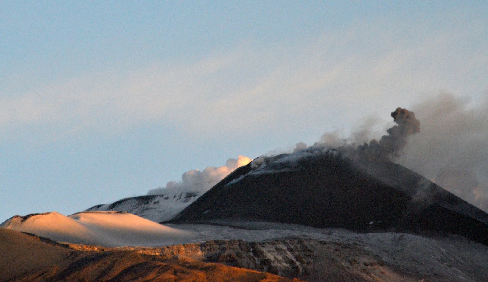 Etna, un’altra notte di fuoco, tra boati e fontane di lava