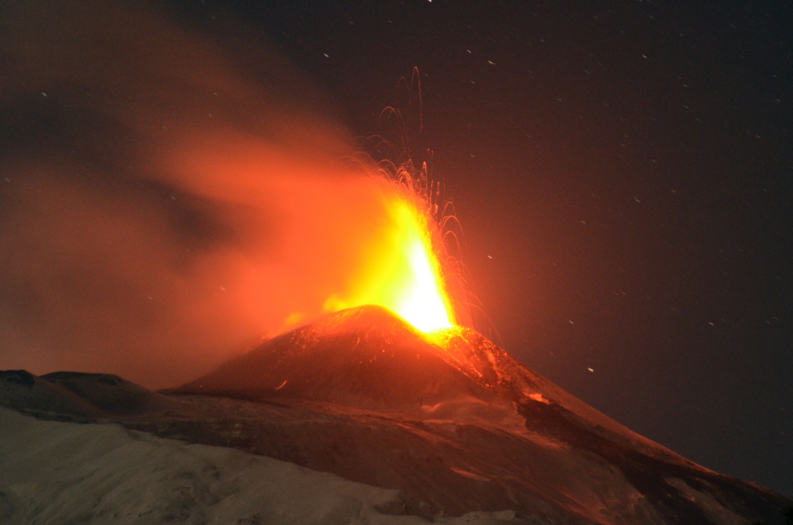 Etna, notte di fontane di lava, cenere su Catania