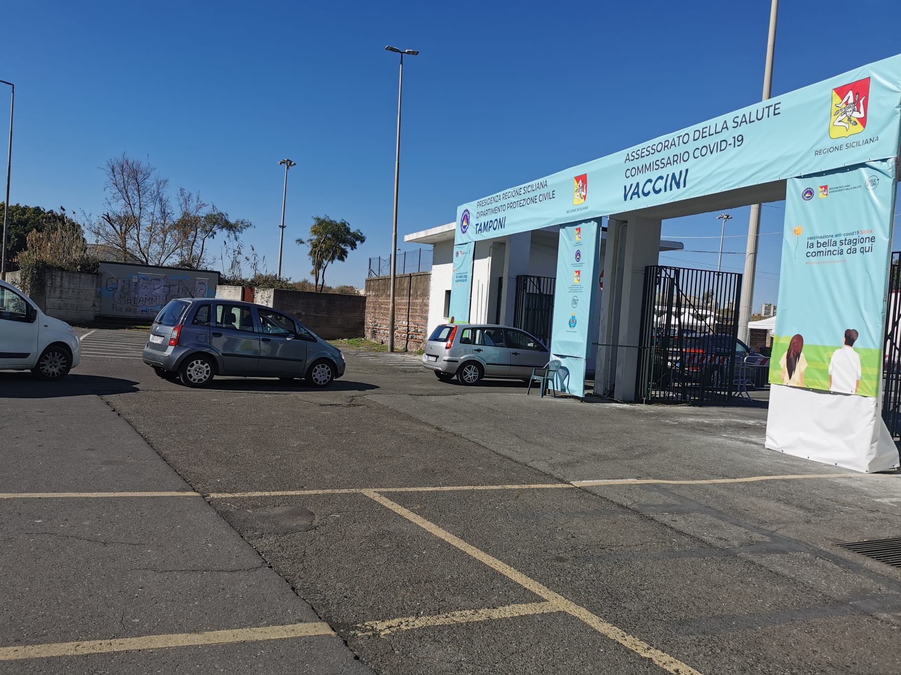 Hub vaccini Catania, anziani rimandati a casa dopo 3 ore di fila