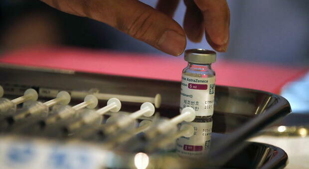 Trombosi dopo vaccino AstraZeneca, “Abbiamo scoperto la causa”