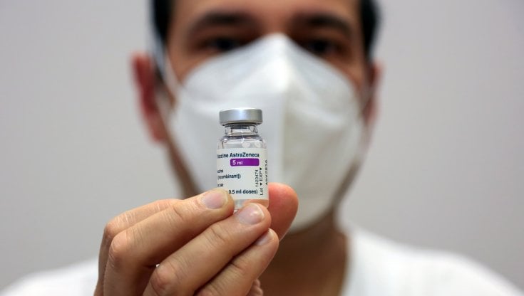 Vaccini, AstraZeneca, Aifa su monitoraggio rischi trombosi