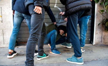Branco spietato, 4 ragazzini accoltellano uomo: recisa un’arteria