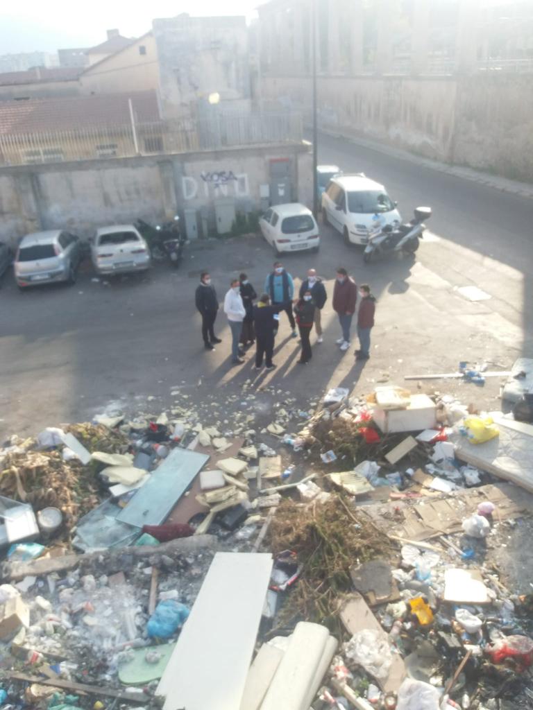 Via Tiro a Segno piena di rifiuti, protesta a Palermo