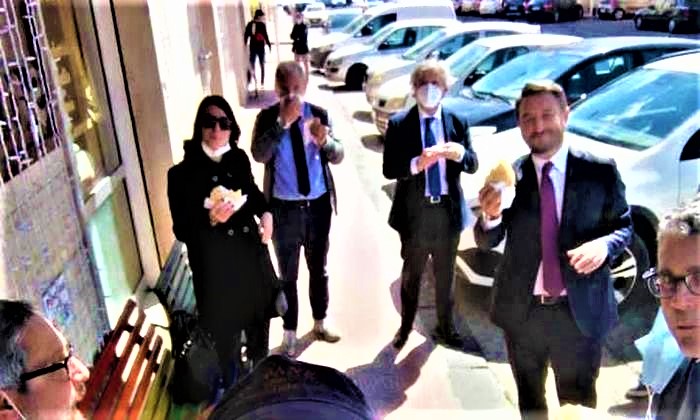 Covid, Cancelleri mangia per strada, bufera sui social