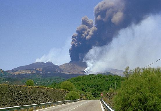 Coldiretti, “7 mesi di cenere Etna su campagne, servono norme ad hoc”