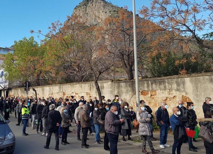 Palermo, lunghe code per vaccinarsi, M5s presenta interrogazione