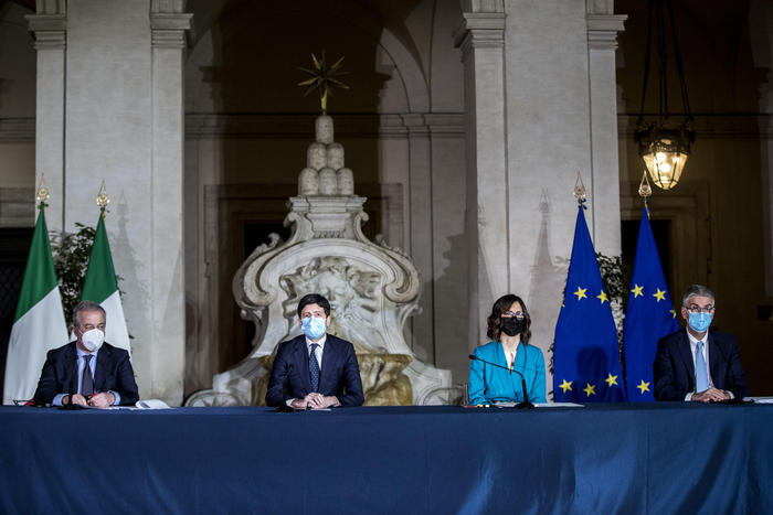 Covid, il primo Dpcm di Mario Draghi chiude le scuole