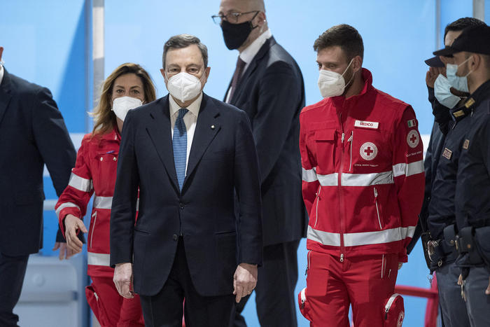 Draghi visita il centro vaccinale di Roma, “Stretta necessaria”