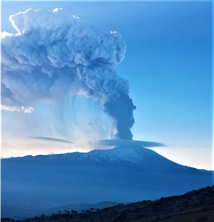 Etna, i Comuni orientali sotto una coltre di cenere