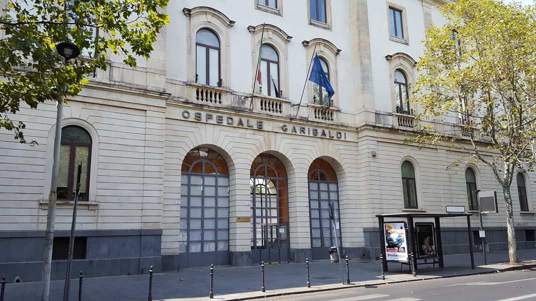 Altra aggressione in pronto soccorso, infermiere ferito a Catania con una bottiglia d’acqua