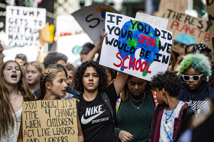 ‘Sciopero del clima’, in piazza e sul web è Fridays For Future